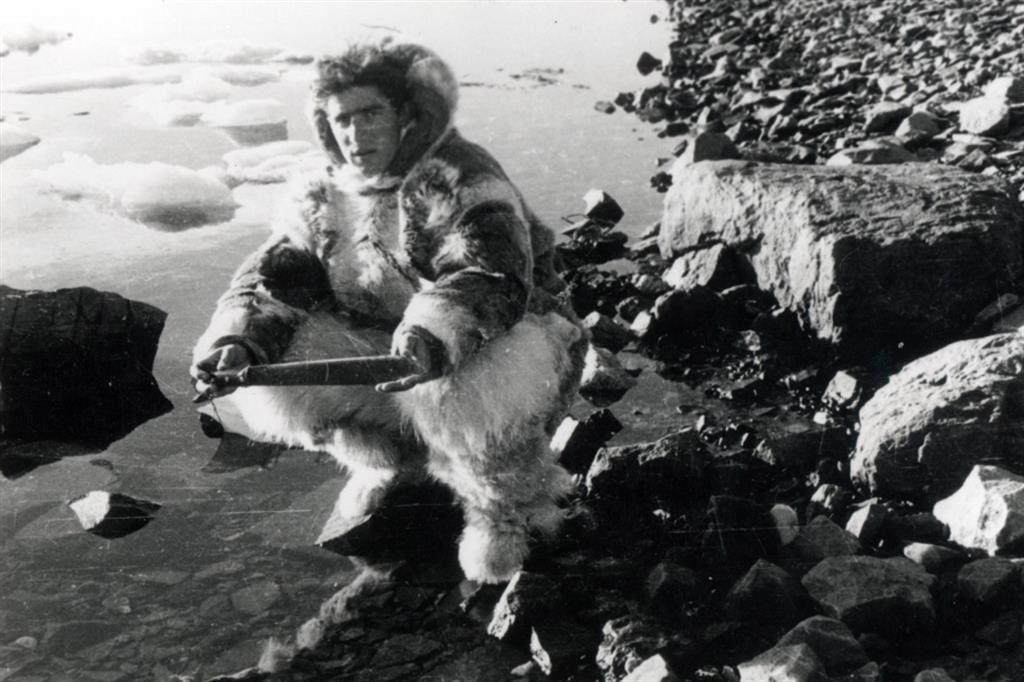 Malaurie in una delle sue prime missioni nell'Artico