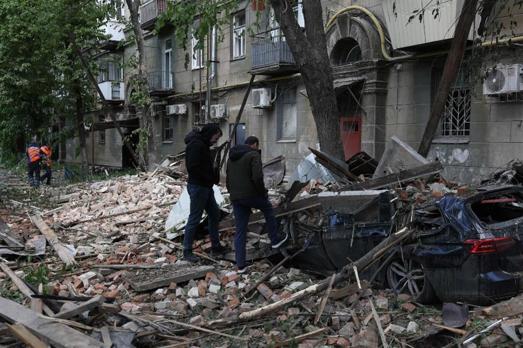 La distruzione dopo i raid russi a Dnipro