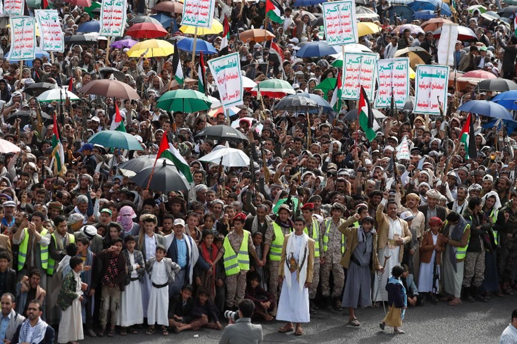 La folla radunata dagli Houthi a Sanaa, capitale dello Yemen