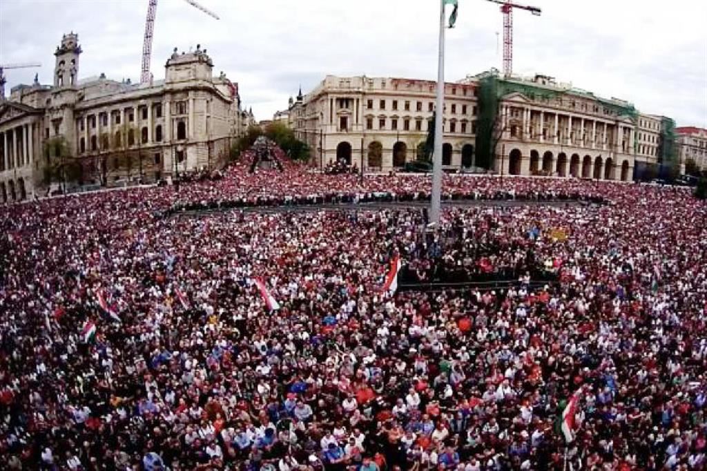 La piazza Kossut, davanti al Parlamento ungherese, gremita di folla