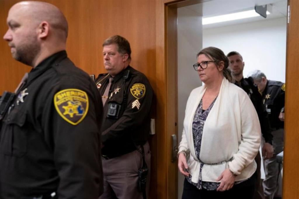 Jennifer Crumbley,la madre di Ethan, entra in aula poco prima della lettura del verdetto di colpevolezza per omicidio colposo: rischia 15 anni