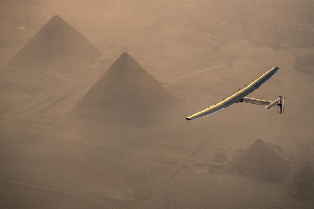 Il sorvolo delle Piramidi a bordo dell’aereo solare Solar Impulse