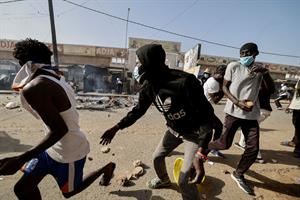 Il presidente rinvia il voto, Senegal nel caos: 150 arrestati solo ieri