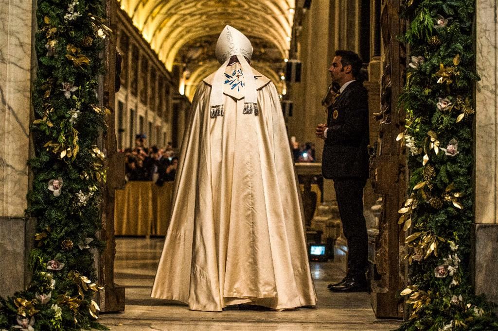Papa Francesco apre la porta Santa per il giubileo della Misericordia nella basilica di Santa Maria Maggiore, l'1 gennaio 2016