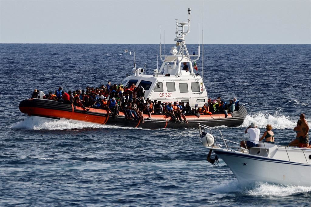Migranti soccorsi della Guardia costiera in arrivo a Lampedusa (foto d'archivio)