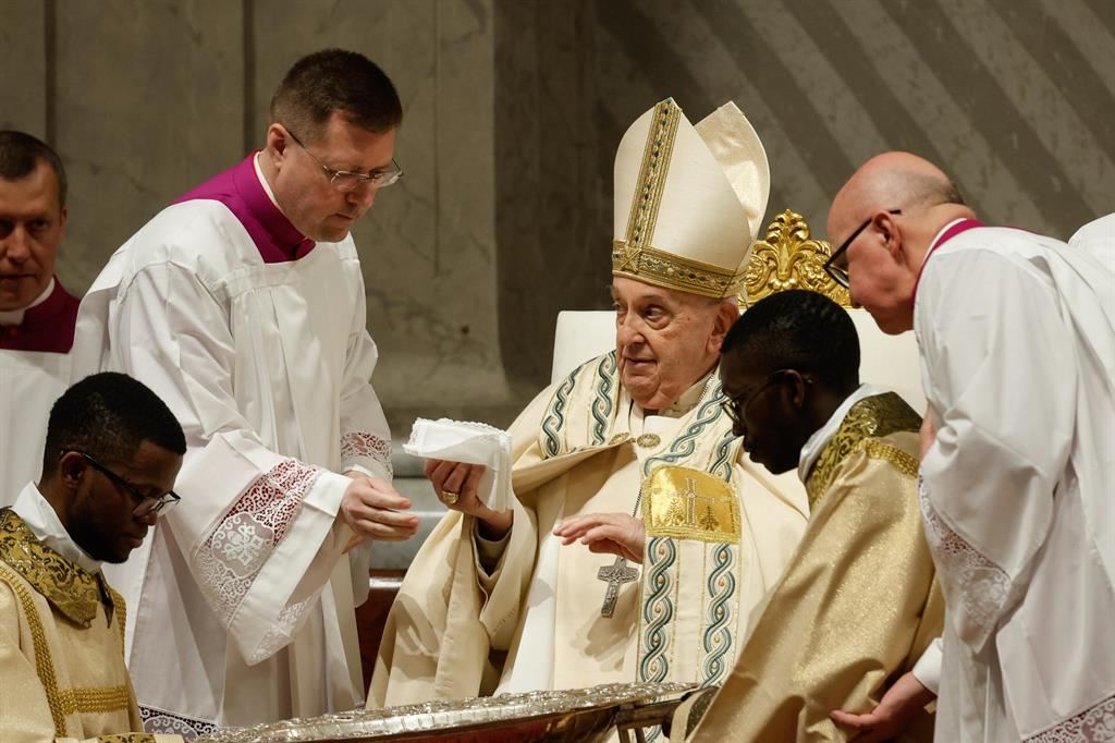Il Papa: «Gesù Risorto rimuove i macigni della morte»