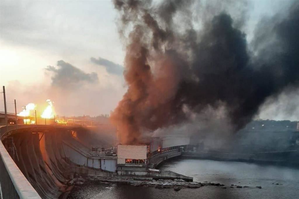 Attacco alla centrale elettrica nella diga sul fiume Dnipro nella zona di Zaporizhzhia