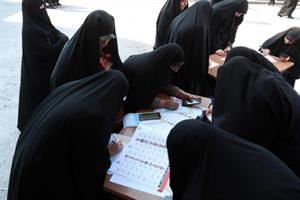 Iran, l'ayatollah Khamenei chiama al voto. Forte il fronte del no