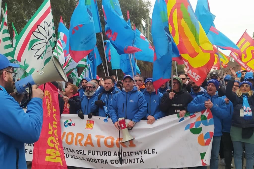 Protesta permanente dei lavoratori dell'indotto a Taranto