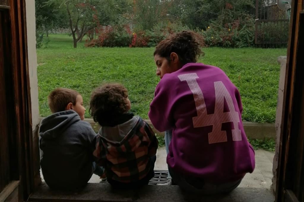 Kenza parla con due bimbi della scuola d'infanzia di Torino