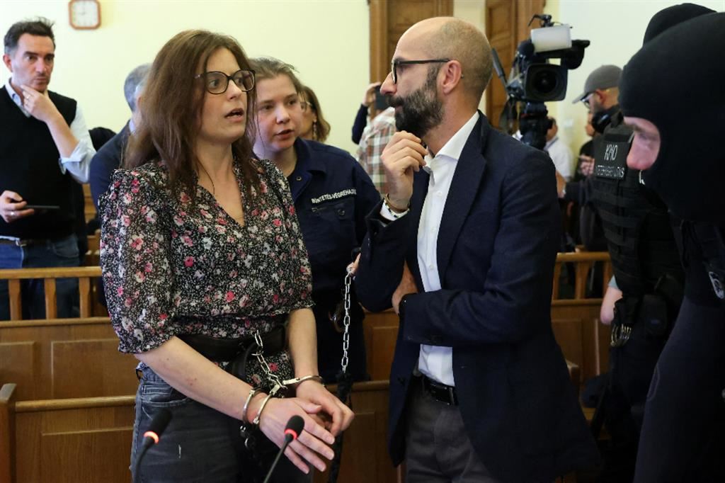Ilaria Salis ammanettata a incatenata in tribunale a Budapest