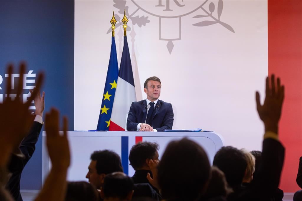 Il presidente francese Macron annuncia il piano contro la denatalità
