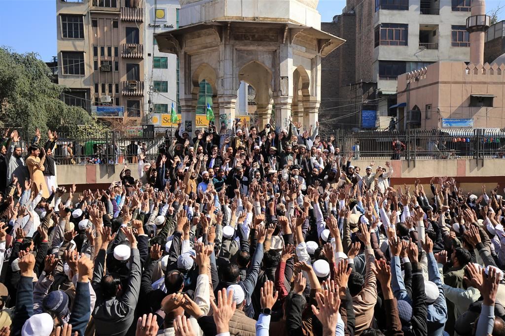 La protesta di piazza a Peshawar dopo la decisione del giudice della Corte Suprema