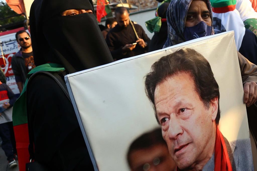 Sostenitori di Imran Khan a Karachi, in Pakistan