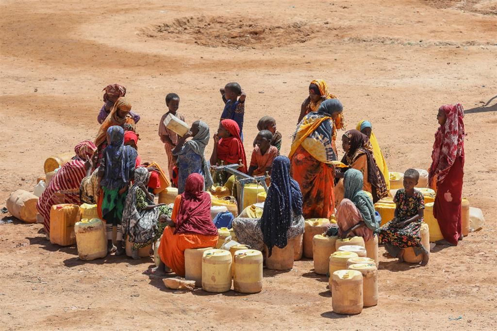 Un gruppo di sfollati ambientali in un campo profughi somali