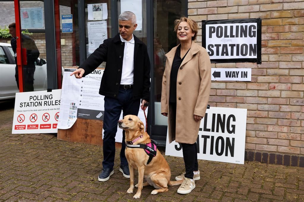 Il sindacodi Londra, il laburista Sadiq Kha, con la moglie Saadiya davanti al seggionel quartiere in cui vivenella capitale britannica