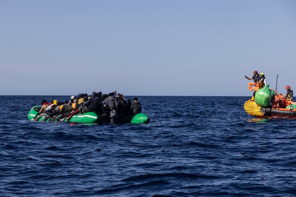 Gommone alla deriva soccorso da SoS Mediterranee. Sarebbero 60 i morti per fame e sete
