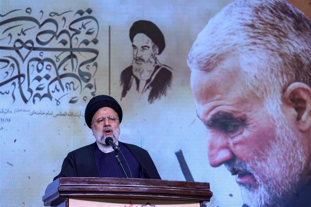 Il presidente iraniano Raisi a una cerimonia di commemorazione nel quarto anniversario dell'uccisione del generale Soleimani (nella foto a destra). Alle sue spalle l'immagine dell'ayatollah Khomeini