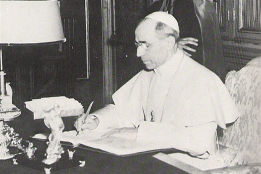 Pio XII ritratto alla scrivania