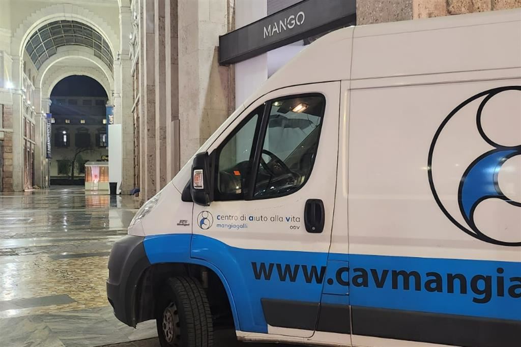 Il furgone del Cav Mangiagalli all'alba di sabato 6 in corso Vittorio Emanuele per l'allestimento dello stand