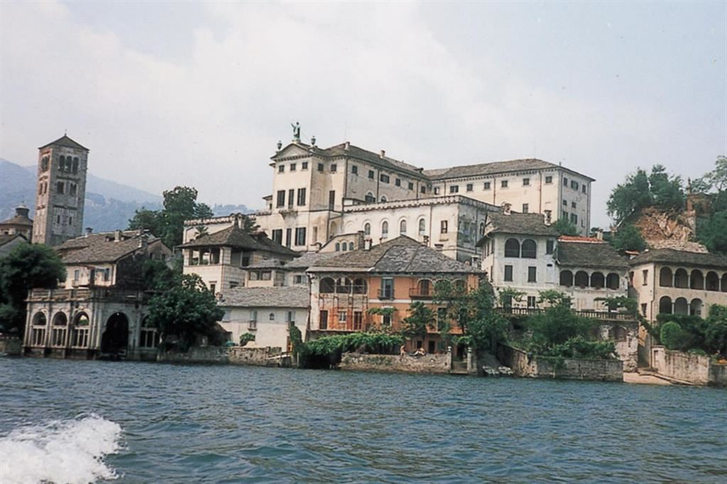 Il monastero Mater Ecclesiae sull'isola di San Giulio, al Lago d'Orta