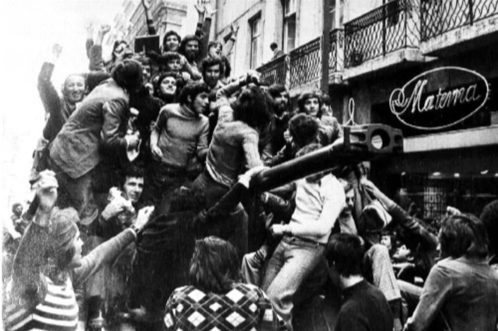 Uno scatto della Rivoluzione di Garofani, il 25 aprile 1974, a Lisbona