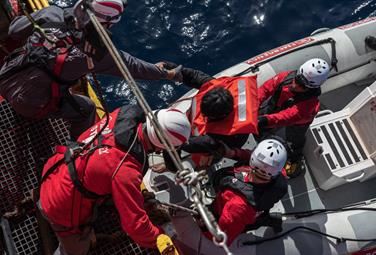 Un anno di soccorsi in mare: 1.219 vite salvate nonostante i "porti lontani"