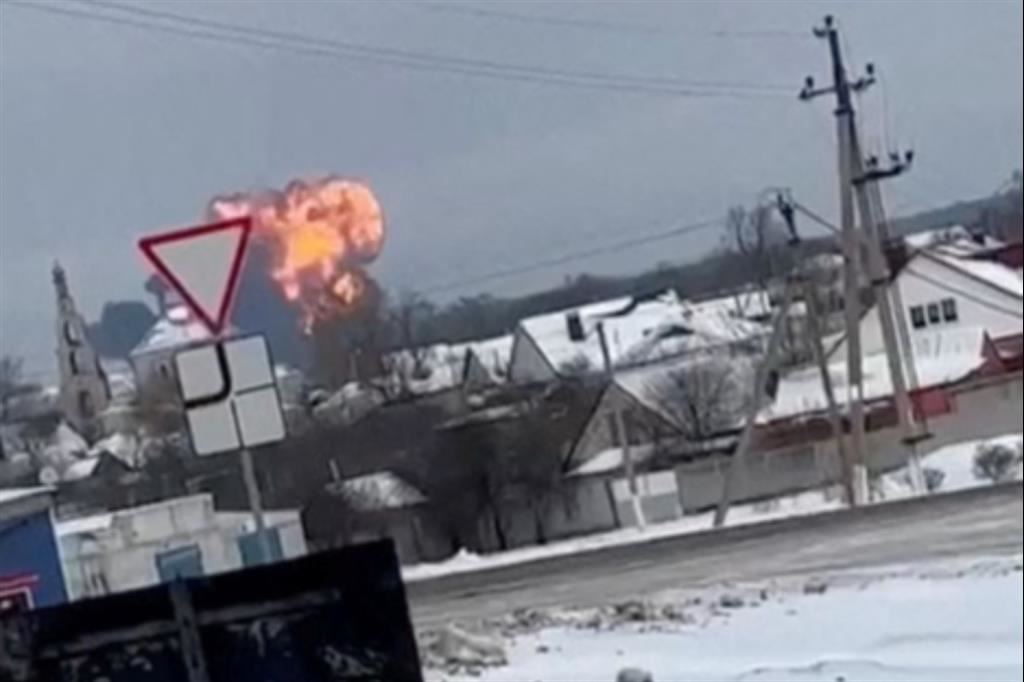 Lo schianto dell'aereo militare vicino a Yablonovo nella regione russa di Belgorod confinante con l'Ucraina