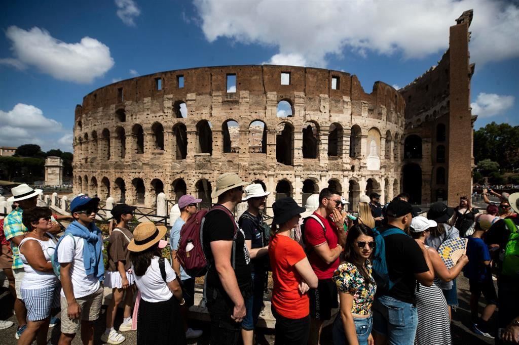 Turisti in fila al Colosseo