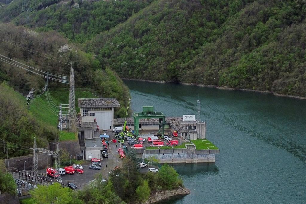 La centrale di Bargi sul lago di Suviana