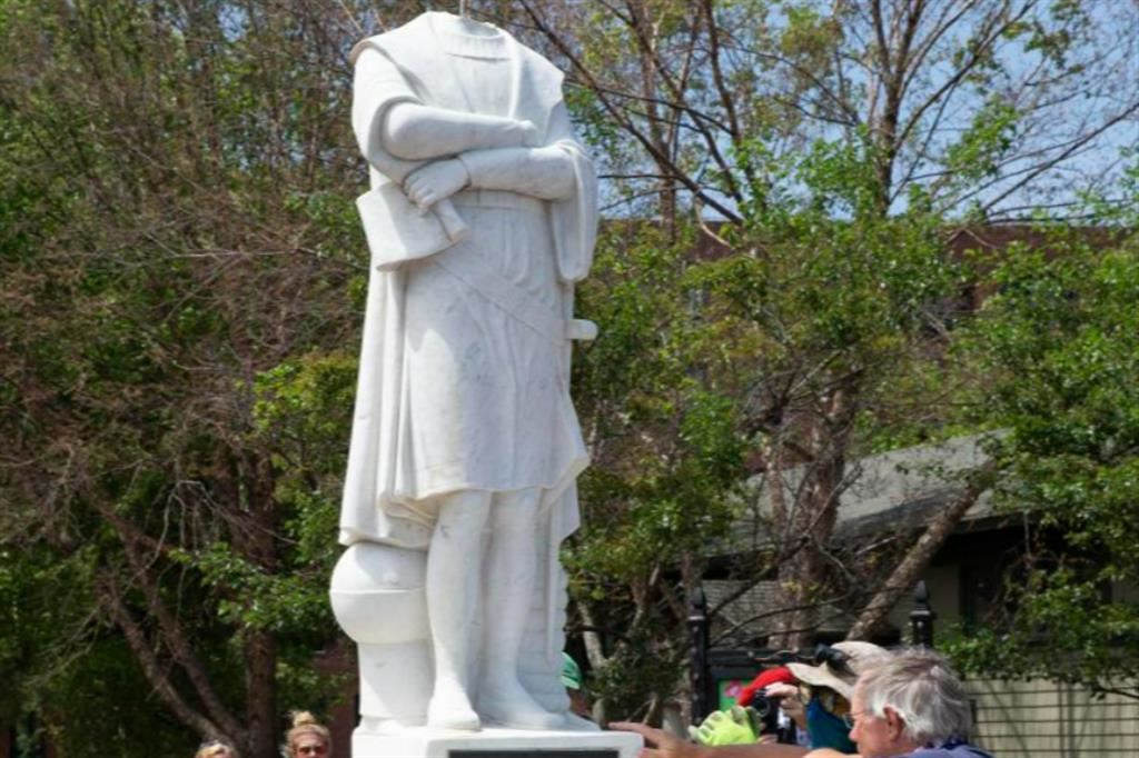 Una statua di Cristoforo Colombo vandalizzata a Londra nel 2021