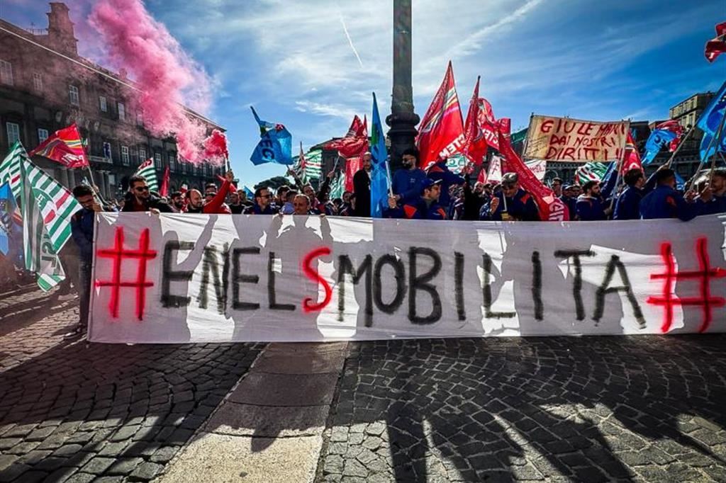 La protesta dei lavoratori Enel a Napoli