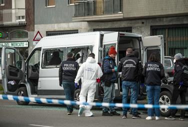Sparatoria a Milano, diciottenne ucciso in un furgone in periferia