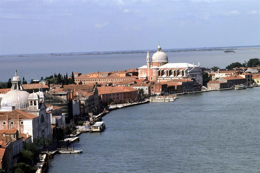 L'isola della Giudecca, prima tappa della visita di papa Francesco a Venezia. Ad aprire il programma, l'incontro con le donne detenute nella casa circondariale femminile