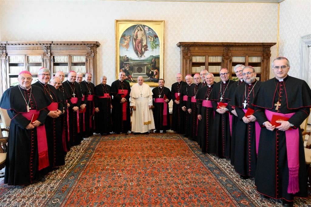 I vescovi della Puglia assieme a papa Francesco durante la visita ad limina