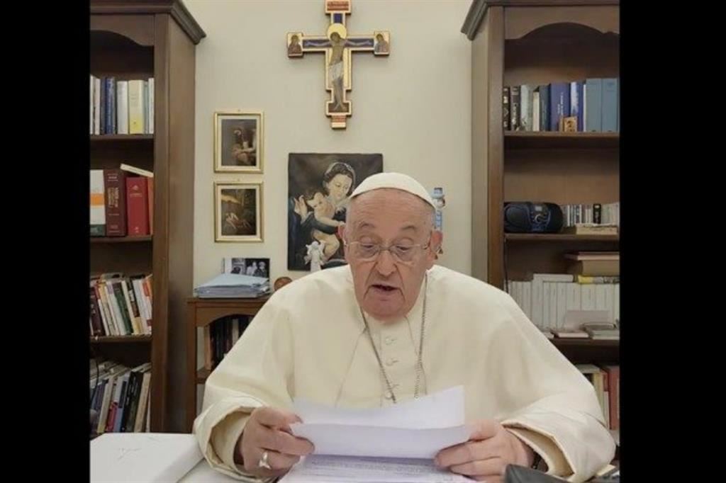 Papa Francesco mentre legge il videomessaggio indirizzato a Rosario, Argentina