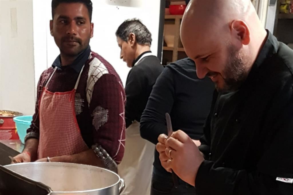 Pino Trimboli nelle cucine del suo ristorante a Martone, in Calabria