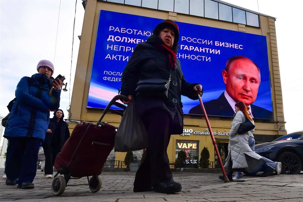 Un gigantesco manifesto elettorale di Vladimir Putin nel centro di San Pietroburgo