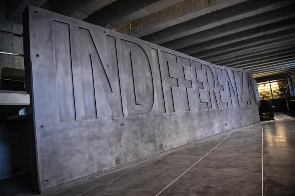Milano: l'ingresso del Memoriale della Shoah, con la scritta “Indifferenza” a caratteri cubitali