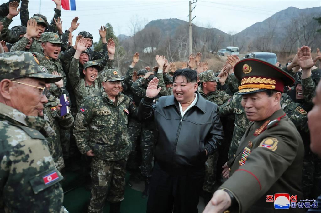 Il leader nordcoreano Kim Jong-un circondato da militari