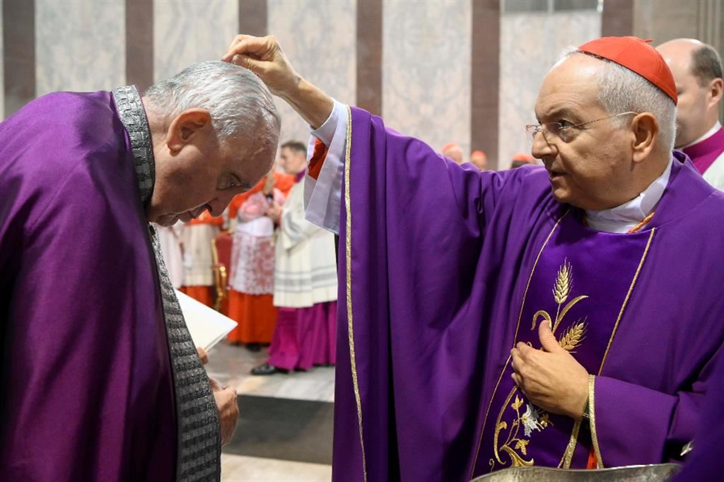 Il cardinale Piacenza impone le Ceneri al Papa
