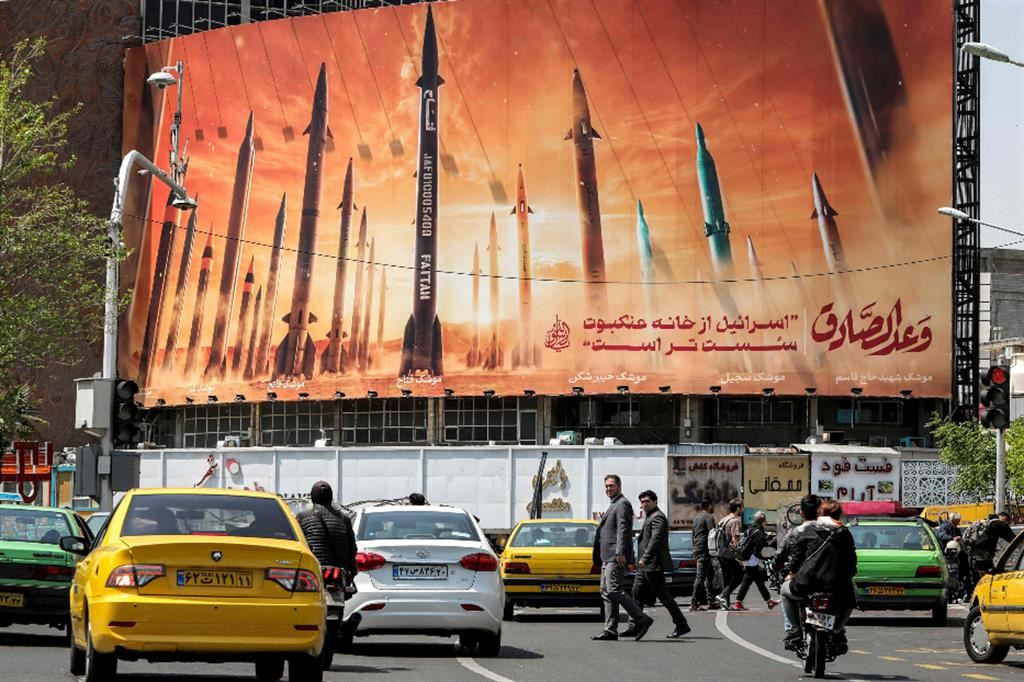 Un manifesto di propaganda dei sistemi missilistici iraniani a Teheran