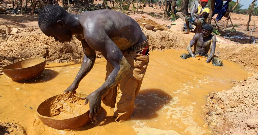 Minatori al lavoro in un impianto di estrazione d'oro del Mali