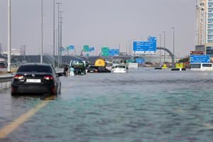 L'alluvione e i morti nell'Oman e a Dubai. Non era mai successo nella storia