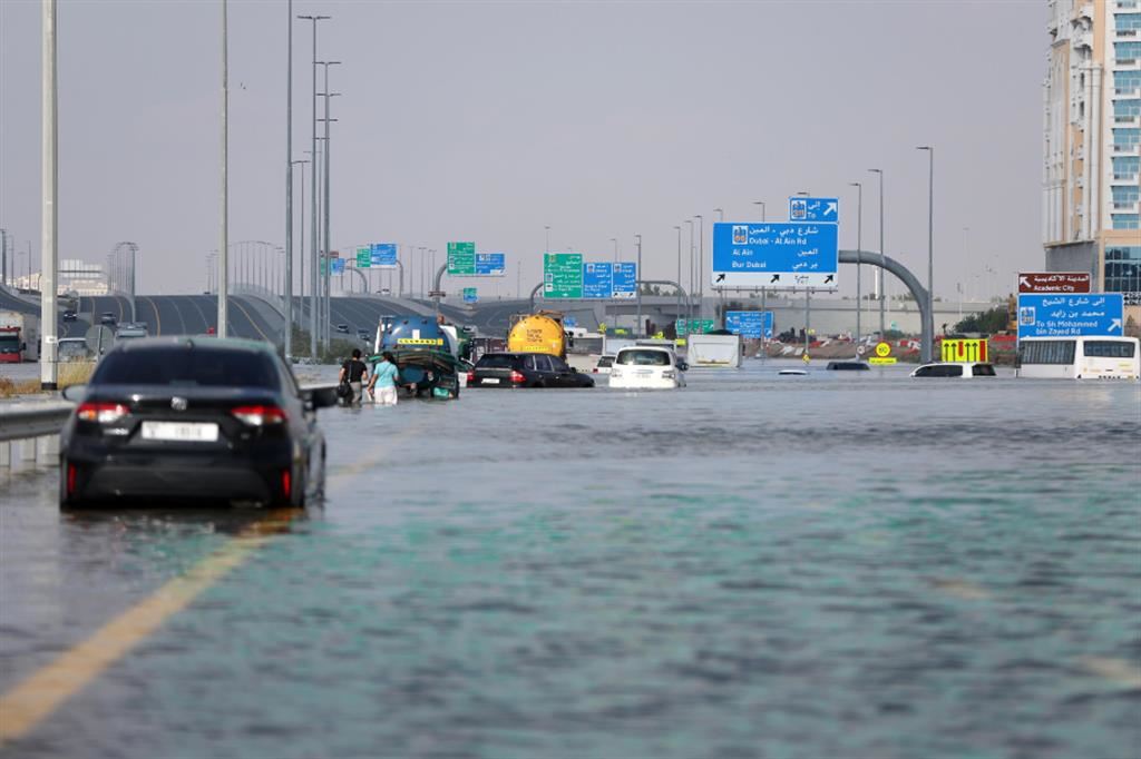 Das ist der Anfang vom Ende - Pagina 13 Dubai-roads-flooded-a-(19355634)