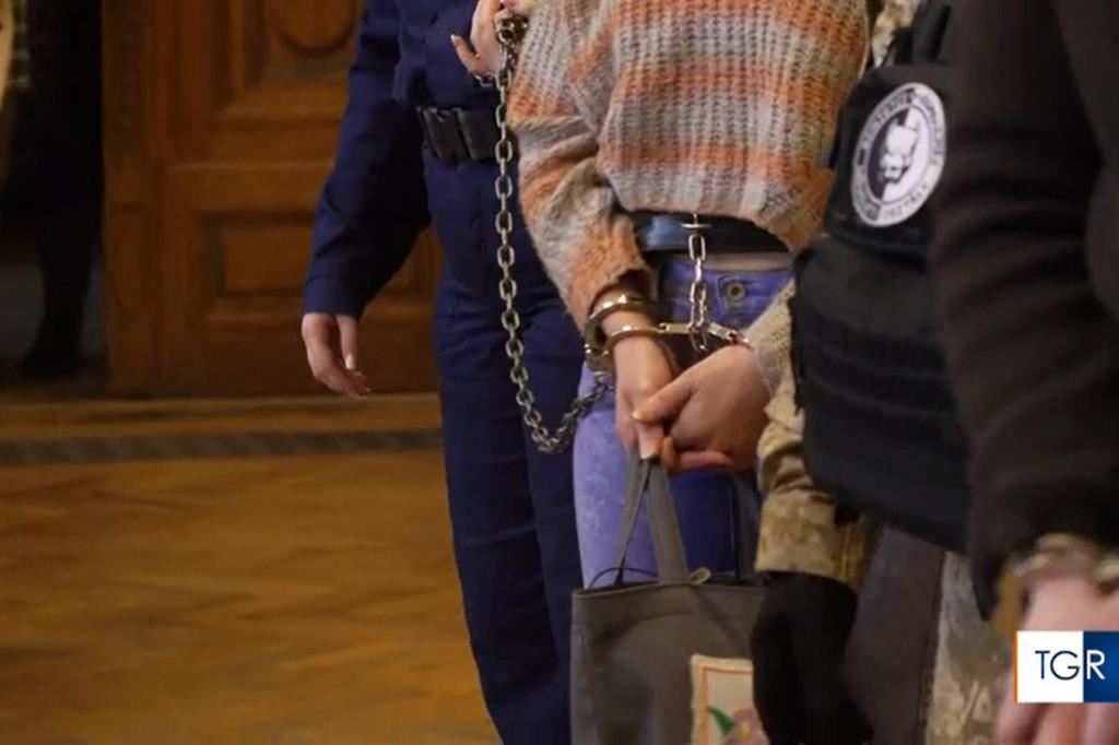 La donna in catene nel Tribunale a Budapest