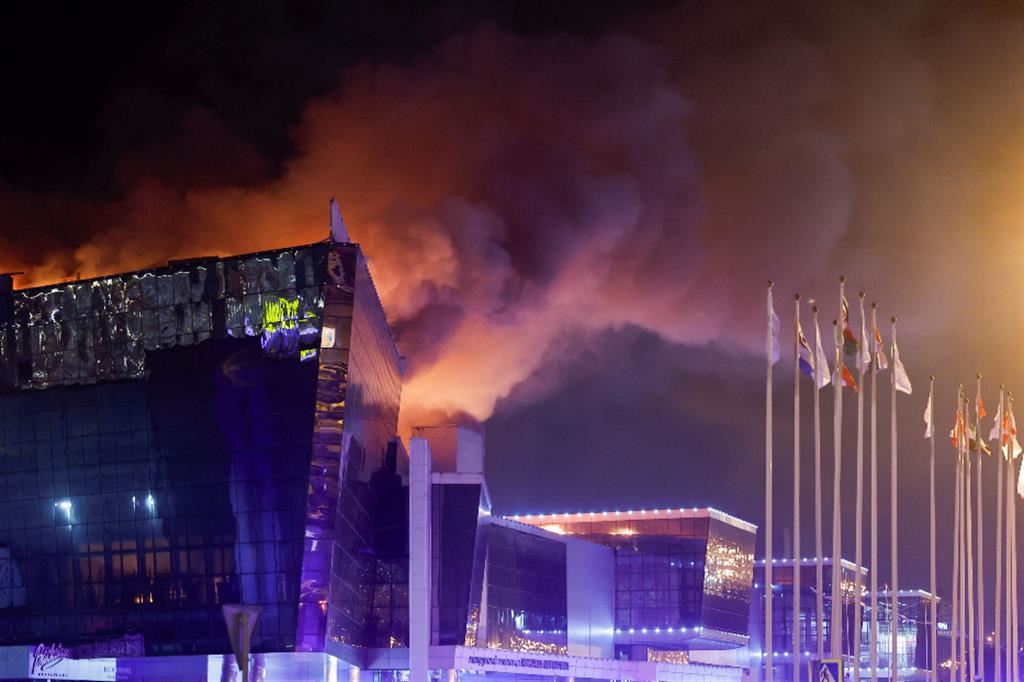 Un'immagine dell'incendio al Crocus City Hall di Mosca