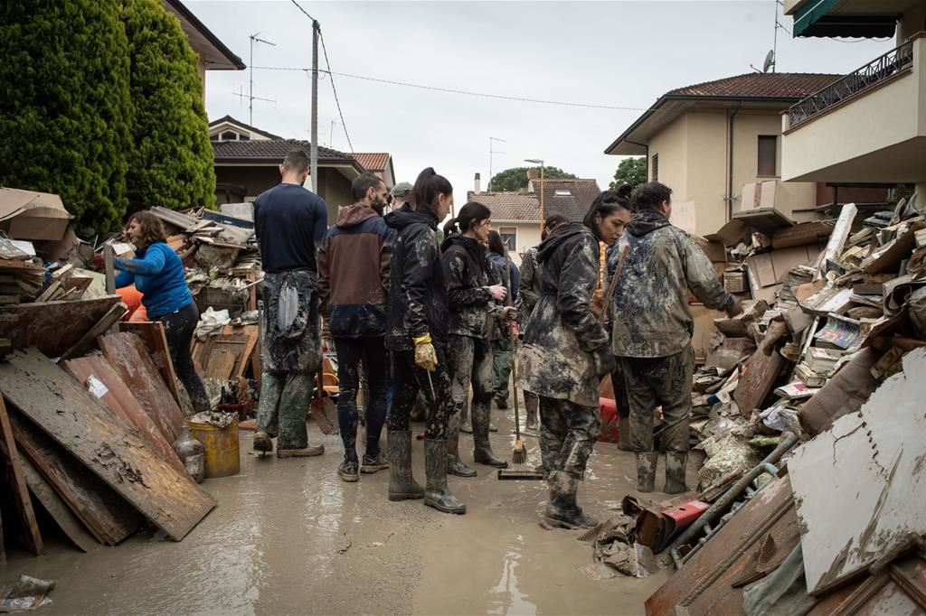 Volontari al lavoro a Cesena un anno fa, nei giorni dell'alluvione