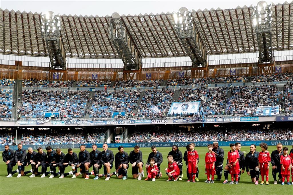La squadra del Napoli in ginocchio prima della partita del Maradona contro l'Atalanta