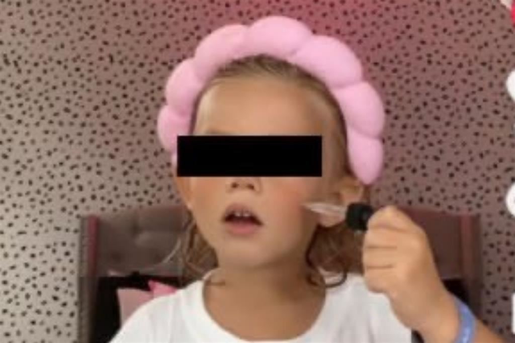 Un'immagine tratta da un video diffuso sui social di una bambina che utilizza cosmetici